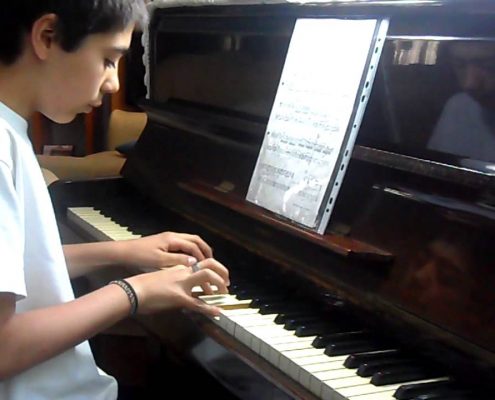 Aprendiendo a tocar piano leyendo la partitura